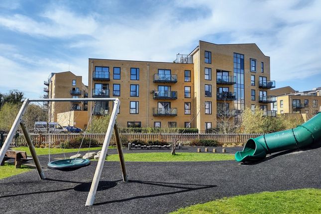 2-bed flat on 19 Richardson House, The Embankment, Hemel Hempstead, £285,000