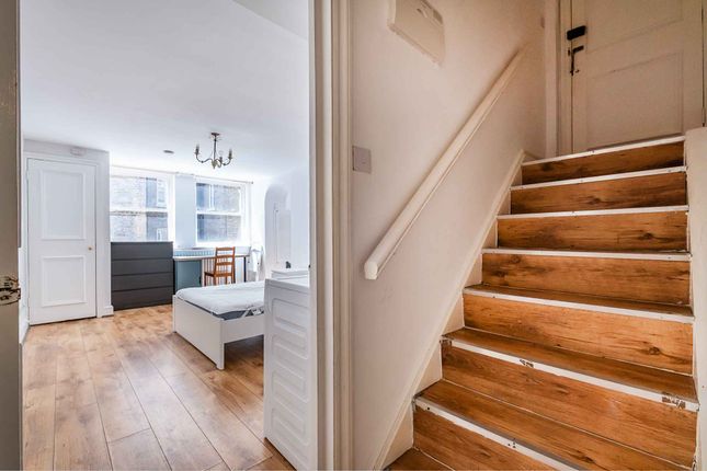 Flat 2, 39, Queen's Gardens, London photo 4
