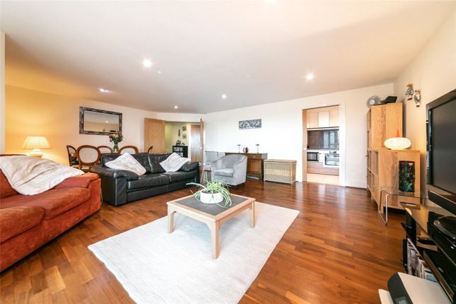 Flat for sale in Hamilton House, St George Wharf, London