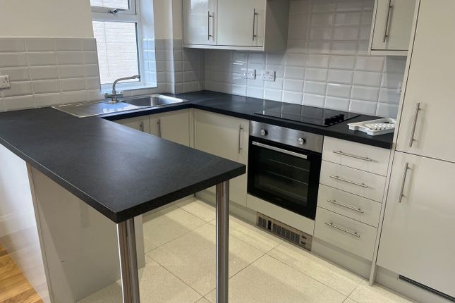 1-bed flat on Woodside Road, Amersham, £1,100/mo