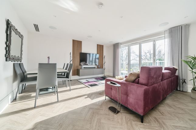 Flat for sale in High Road, London