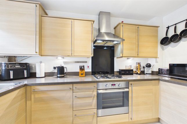 34, Waterers Way, Surrey photo 4