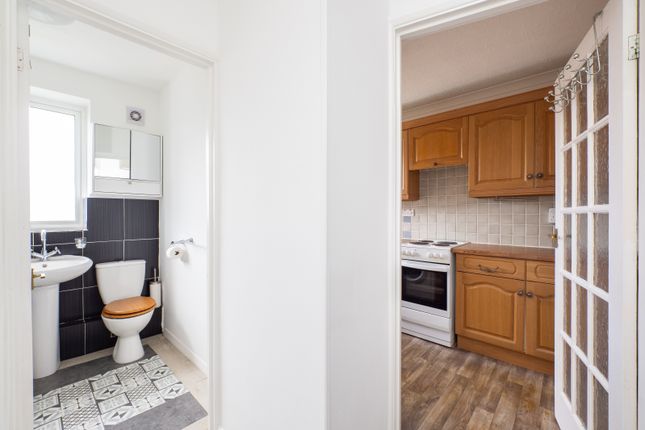 14, Silverdale Close, Surrey photo 5