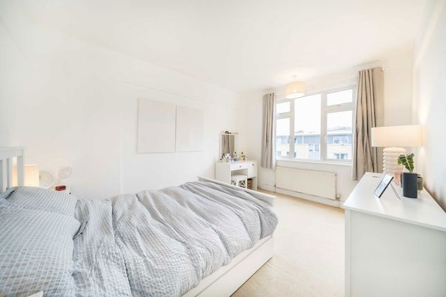 Flat 15, Moira Court, Balham High Road, London photo 4