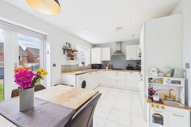6 Lark Field Close, Manchester photo 3