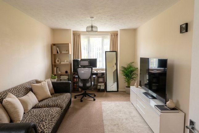 Pegrams Court, Harlow photo 3