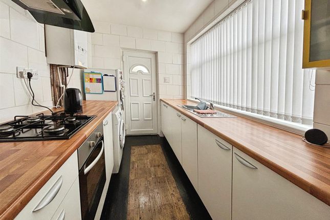 58, Beldon Lane, Bradford photo 4