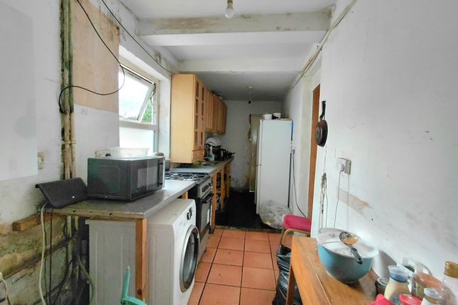 11, Waye Avenue, Hounslow photo 4