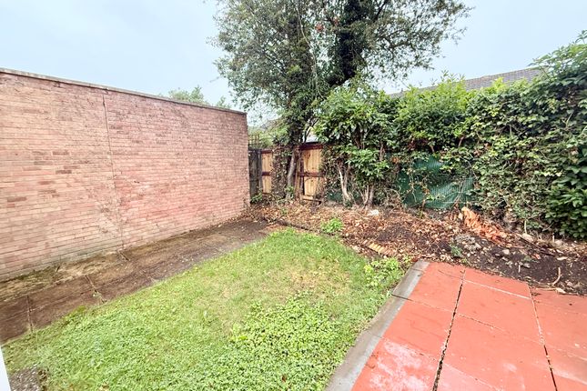 24, Oakleigh Close, WELLINGBOROUGH photo 4