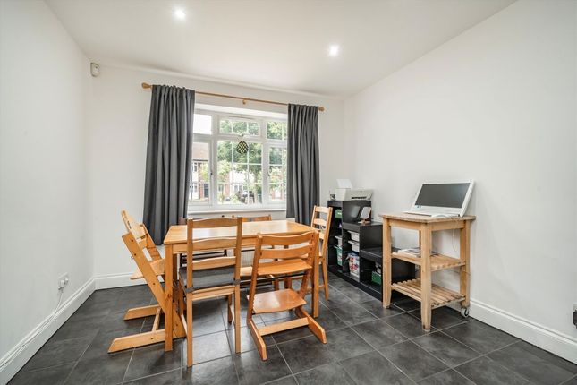 16, Longford Close, Hampton photo 3
