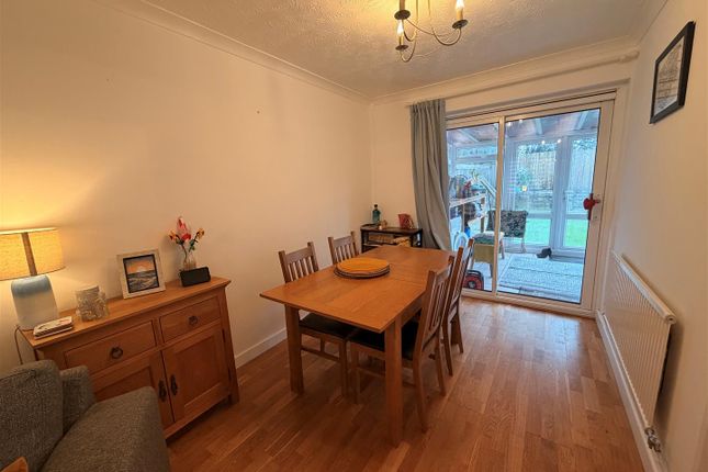 10, Holland Close, Chippenham photo 4