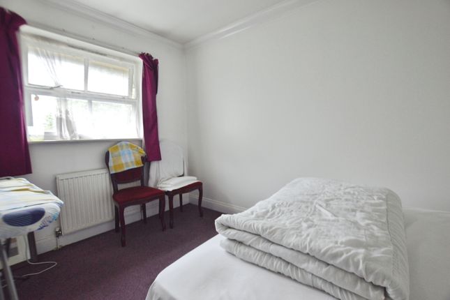 323, Tollgate Road, London photo 3
