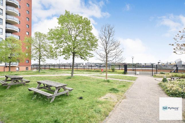 Flat for sale in Wards Wharf Approach, London