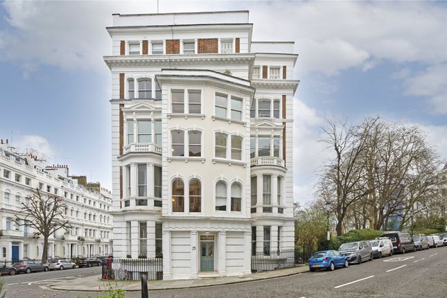 Flat for sale in Stanley Crescent, London