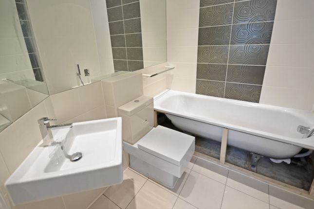Flat 2 1a, Oak Grove, London photo 3