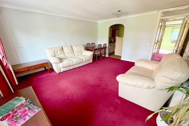 16, Meadowcroft, Bushey photo 3