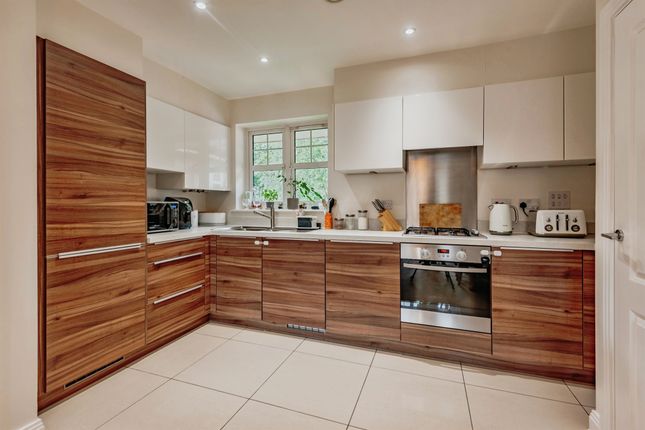 Flat 5, Elizabeth Court, 1, Limes Close, Redhill photo 4