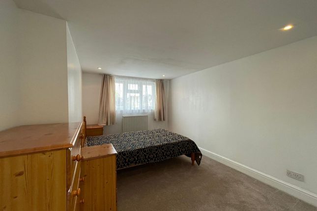 Room to rent in Merton Road, London