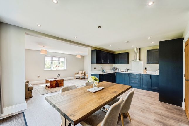 Flat 6, Riverview, 11, Windrush Heights, Burford photo 2
