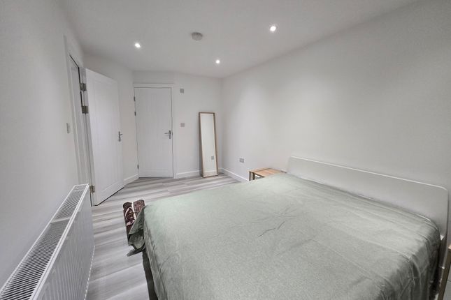 Room 1, 16, Elm Hall Gardens (HMO), Redbridge photo 3