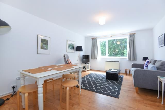 Flat for sale in Convenient For Town Centre, West Reading