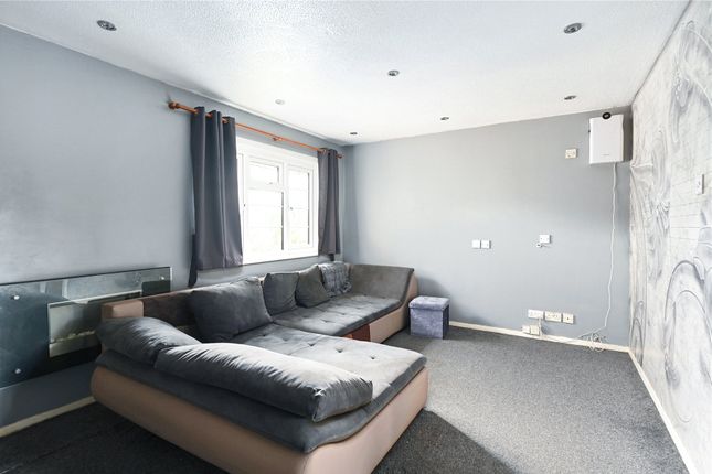 6, Saxon Court, Stanwell Moor photo 2