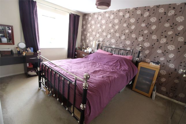 Flat for sale in Crofton Way, Enfield, Middlesex