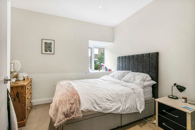 Flat 3, 32, Station Approach, Surrey photo 4