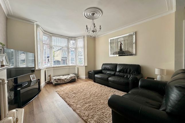 17 Bush Elms Road, Hornchurch photo 2