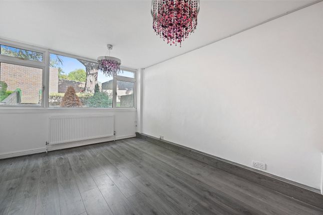 18, Leaf Close, Middlesex photo 4