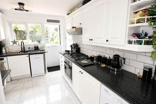 31, Garden Avenue, Hatfield photo 3