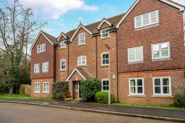 2, Reris Grange Close, Godalming photo 5