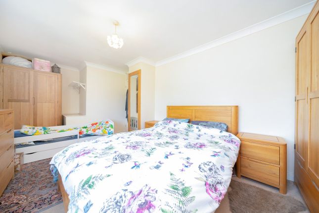 76, Lower Britwell Road, Burnham photo 4