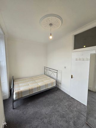 Maisonette to rent in Kennington Road, London