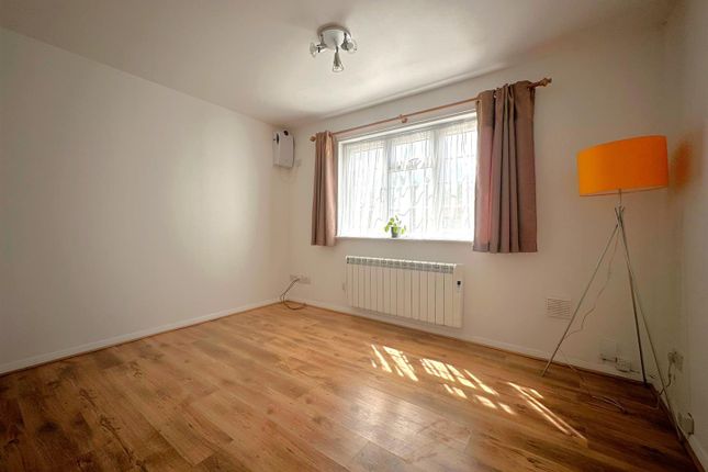 Flat 3, Saxon Court, Hithermoor Road, Stanwell Moor photo 2