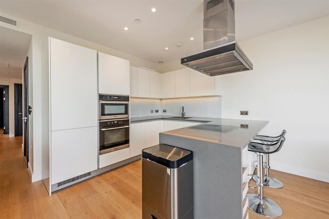 Flat for sale in Altissima House, Vista Chelsea Bridge, London