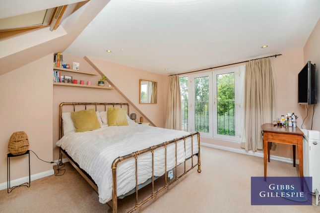 39, Roundways, Ruislip photo 2