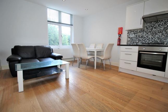 Flat to rent in Fordwych Road, West Hampstead, London