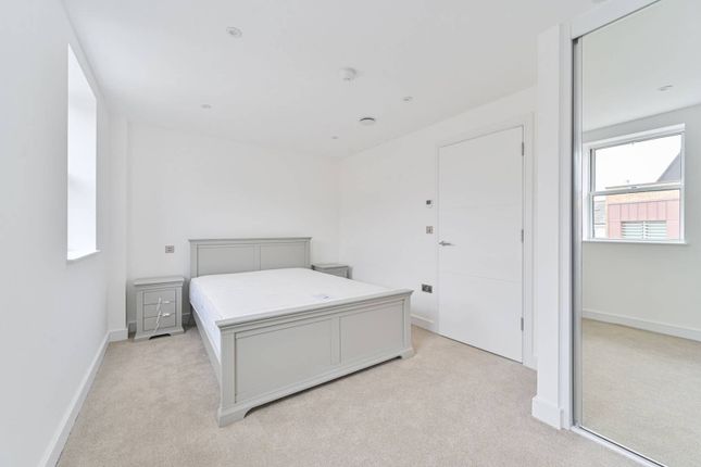 Flat to rent in Clapham Road, Brixton