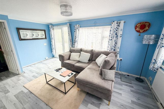 7, The Spinney, Sacketts Grove, Clacton-on-sea photo 2