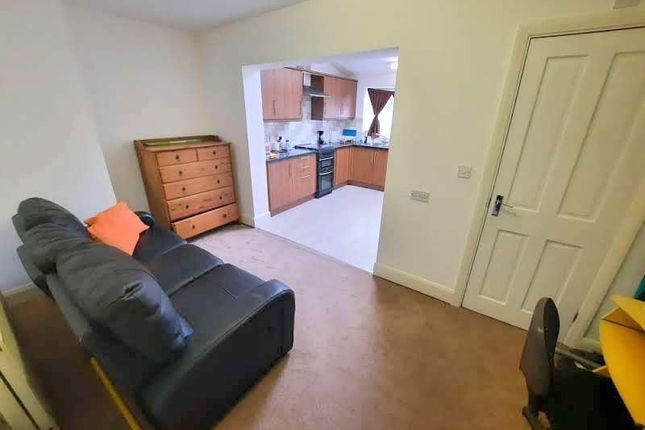 10, Lansbury Avenue, Feltham photo 4