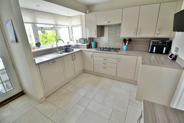 25, Fernlea Close, Ferndown photo 4