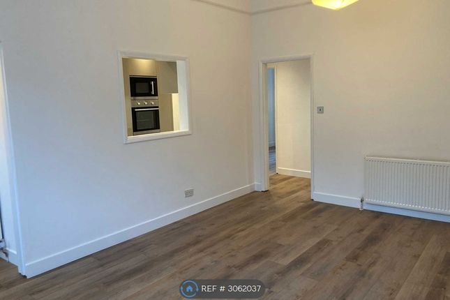 Flat, Victoria Rise, London photo 3