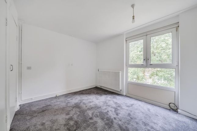 Flat to rent in Stonegrove Gardens, Edgware