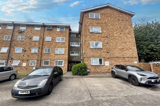 Flat for sale in Eastern Avenue, Ilford