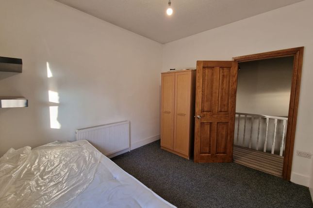 264, Bedfont Lane , Feltham photo 5
