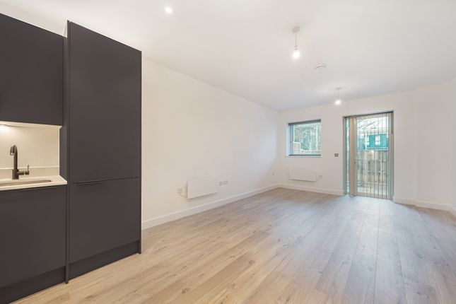 Thumbnail Flat to rent in Clivemont Road, Maidenhead