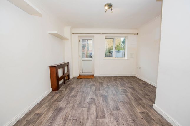 49, Hill View Drive, London photo 4