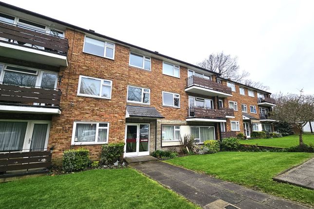 Flat to rent in Cedar Drive, East Finchley