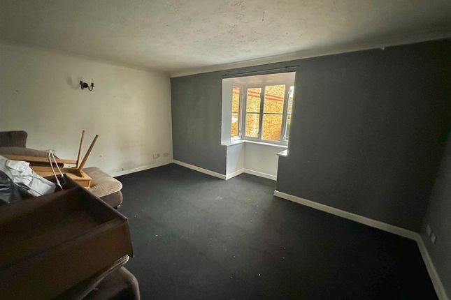 2, Minimax Close, Feltham photo 2